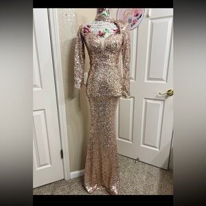 Elegant Gold Sequin Gown S